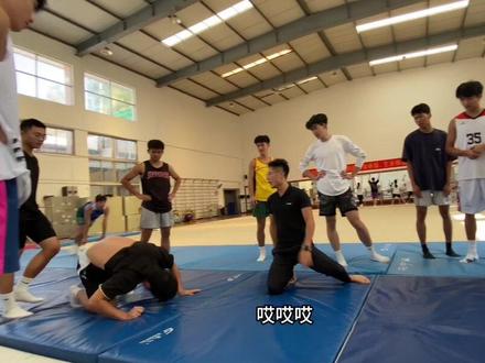 体操技巧动作
屈体后滚翻
后滚翻的基础之上,站立起始,折体后倒撑手,绷直腿,翻臀,推手,站立
#体操 #滚翻#后滚翻#屈体后滚翻 #技巧动作