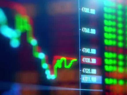 手里有中金、东兴或者信达证券股票的朋友们,超级利好消息来了!中金公司突然公告,要通过换股的方式吸收合并东兴证券和信达证券,简单说就是三家公司要抱团组队,东兴和信达的股东以后手里拿的就是中金的股票了 。从11月20日开市起,中金A股要停牌,预计最多停25个交易日。
可能有人要问,这三家公司背后的老板都是中央汇金,为啥要自己人整合呢?其实道理很简单,就像家里有好几家店,现在要合并成一家旗舰店,生意才能做得更大。首先,中央汇金现在手里握着8家券商的牌照,之前同业竞争有点厉害,整合之后能把资源集中起来,避免内耗。其次,这也是响应国家号召,要打造能跟国际投行抗衡的“金融航母”,毕竟现在券商行业集中度越来越高,2025年上半年头部三家券商就拿走了五成的股权承销份额。最后,三家各有绝活,中金擅长跨境投行和高端财富管理,信达在不良资产处置上是专家,东兴的区域营业部布局超扎实,合并后就能实现1+1+1大于3的效果 。
那这次合并对中金和整个行业影响有多大?先看数据说话:截至2025年三季度末,中金、东兴和信达三家合并后总资产直接突破万亿,达到10095.83亿元,相当于一个“券商巨无霸”横空出世。对中金来说,不仅营业部数量能冲到行业第三,还能借助另外两家的区域资源和特色业务,从服务大企业拓展到更多个人投资者,营收结构会更稳。对行业而言,这会加速券商行业“强者恒强”的格局,以后小券商要么走特色路线,要么抱团取暖,像之前国泰君安合并海通证券一样,成为行业整合的标志性案例 。
说到这里,大家肯定关心,这种合并对咱们普通投资者有啥好处?看看历史就知道答案了。今年湘财股份吸收合并大智慧后,前三季度净利润直接增长两倍多;国联民生整合民生证券后,净利润翻了三倍多。更重要的是,2026年市场成交额有望保持高位,居民财富也在往权益产品迁移,券商的财富管理、资管业务都会跟着受益,业绩增长有实打实的支撑 。
#中金 #信达证券 #东兴证券 #证券合并 #证券龙头