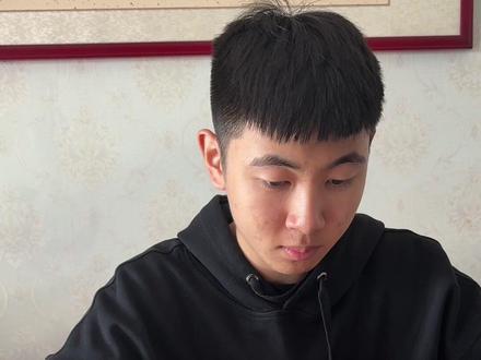 假期闹着要出去玩,但是这几天各地拥堵人山人海,不领他出去,他就一直自己唱这首歌,一遍又一遍,还五音不全……