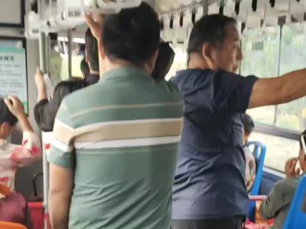 #吵架 #公交车 今天早上起床去做公交车,结果刚走了几站,有个人跟司机吵起来了,主播也是听了一下才知道,那个男的他嫌司机停车有问题,说她非得停在水洼里,北边有空不停,但是北边全是人,而且那些人还往车这边靠,司机为了安全才停在南边的,但是司机也看不见那边有水,那个男的上车就说司机不长眼,司机没理他,但那个男的上车后在车上还是说司机,司机气不过,便跟他吵起来了,那个男的一直觉得自己有理,一直跟司机吵,最后司机哭了,要报警,车里全是人,有的赶高铁,有的得上课,他们让司机开车司机不开,要等警察,让司机开门司机也不开,她估计是不想让那个男的下去,最后警察来了,司机才开门,警察把那个男的带走了,司机也去派出所了,主播跟其他乘客下车了,下一辆车也来了,然后两车人堆在一起,车上满满的,门都快关不上了,主播也没上去车,又等的下一辆