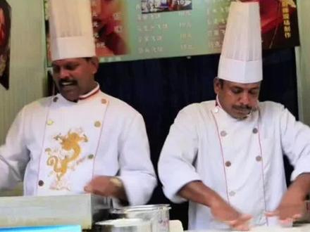 🔥震惊!印度飞饼师傅竟成外籍专家?🤔这操作太秀了吧!👨🍳甩饼甩成技术流,你怎么看?👇#老百姓关注的问题 #社会热点 #印度飞饼 #外籍专家#甩饼