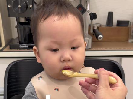 九月龄宝宝吃辅食第17天,今天吃牛尾骨时蔬粥,牛尾骨的营养价值很高,富含丰富的赖氨酸,能促进宝宝生长发育,钙铁锌一站式同补,营养满满,肉质软烂不柴,宝宝超爱吃#辅食 #辅食教程 #辅食分享 #9月龄宝宝 #宝宝辅食