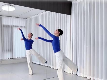 《爱如空气》背面分解教学来咯~合音乐数节奏版👀主页上一条视频#当代舞 #舞蹈教学 #分解教学 #爱如空气翻跳让光有了形状 #宜春舞蹈 原创@江左艺术公社