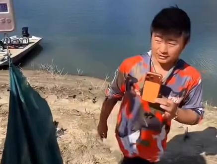 小贺又上7斤大鲤鱼换锅#荒野垂钓大赛真钓到大鱼了 #擒龙诀荒野挨饿王大鱼挑战赛 #荒野求生