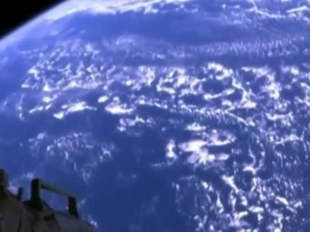 航天员“改签”回地球 神二十返回舱玻璃裂纹是个三角形