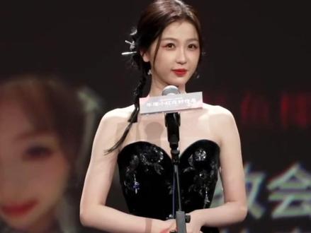 被网暴半年不抱怨不气馁,大大方方上台领奖,这就是我喜欢的虞书欣。
#虞书欣 #永夜星河 #凌妙妙#redgala