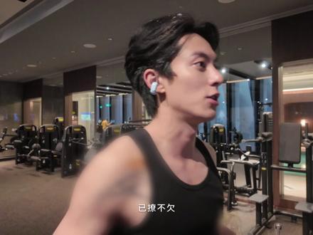 王鹤棣D.PARTY澳门演唱会全纪录。身披光芒的背后都是汗水湿透的不松懈,@王鹤棣_Dylan D.PARTY澳门演唱会全纪录传送门。#王鹤棣 #海草音乐