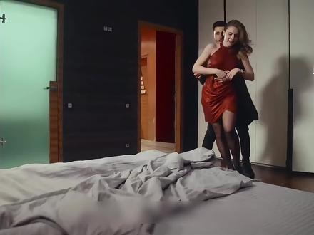 男人背着妻子偷偷带女孩回家#电影解说 #温情 #正能量