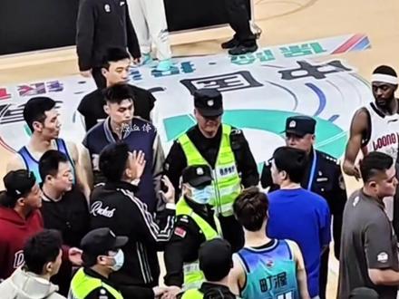 广州队李祥波与宁波队鲁吐布拉握手时,瞬间点燃矛盾 #宁波男篮vs广州男篮 #李祥波 #鲁吐布拉