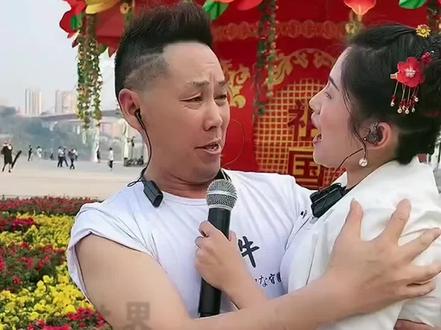 1米72男子娶50厘米女子,引争议,他们用行动诠释了真爱!感动! #左飞夫妇 #真爱 #励志正能量 #左飞夫妇励志歌曲 #感动瞬间
