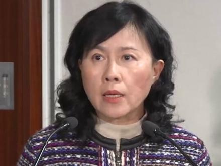 政府宣布会删除乘客在巴士上须佩戴安全带的法律条文 运输及物流局局长陈美宝宣布,经征询律政司意见后,会删除有关乘客在专营巴士和非专营巴士上须佩戴安全带的法律条文。当局完善有关条文后会征询立法会,然后再推出安全带相关规定。
陈美宝今日会见传媒时说,因应外界对于《2025年道路交通(安全装备)(修订)规例》适用范围的疑问,当局征询律政司法律意见后,认为关于乘客在专营巴士和非专营巴士上须佩戴安全带的法律条文,技术上有不足之处,未能完全反映立法原意,即是将佩戴安全带的法定要求,由原来在私家车、的士、公共小巴等,扩展至涵盖所有车辆的座位,为乘客提供更佳保障。
她说,为清晰起见,当局会尽快作出安排,首先删除有关法律条文,即是不会有关于乘客在乘坐专营巴士或非专营巴士时须佩戴安全带的法定要求,并会在完善有关条文后征询立法会,然后再推出。
她续说,连日来听到社会对执行安全带规定的声音,包括来自公众、传媒和议员的意见,她非常重视且小心聆听,当局会藉着这个时候检视相关规定。
陈美宝重申,相关规例的初心是为乘客提供多一重保障,未来一段时间会继续透过教育和宣传,培养公众在乘坐相关交通工具或车辆时佩戴安全带的习惯。
她补充,目前当局首要研究如何完善和优化相关条例的执行,其间会广纳社会各界的意见,并且会在优化整个安排后再咨询立法会。