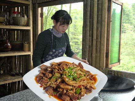 农家的笋子烧鸭子,不仅香辣又爽口、而且下饭又下酒。 #农村 #农家人农家事