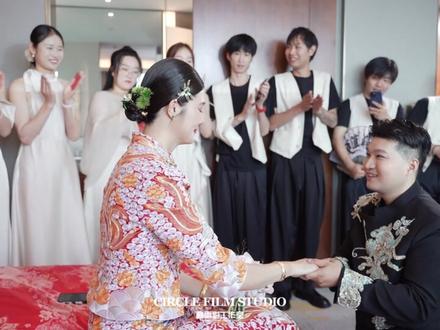 身高一米九、气场两米八的新娘! 🎉2025年6月28日 · 见证一场“最有身高差的爱情”❤️
今天,新郎张飞,成功迎娶他心中的“巨型浪漫”——那位身高一米九、气场两米八的新娘!
有人说,爱情没有标准答案——可他们告诉我们:哪怕一个仰望,一个俯视,心却始终对视💍
张飞,你娶到的不只是高个新娘,更是高质量人生搭子;
新娘子,你选的不只是张飞,更是那个在你眼里最合适的肩膀💑
祝你们一个负责搞笑,一个负责貌美;一个撑伞,一个遮天;
愿你们在今后的每一天里,身高可以有差距,但幸福始终平起平坐!
祝:百年好合、身高绝配、爱意无垠✨
#婚礼快剪 #婚礼现场 #张飞大婚 #身高190新娘 #天生一对 #20250628