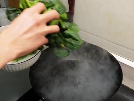 今天用趴地菠菜做个菠菜鸡蛋皮,鸡蛋皮是用土豆淀粉或者别的淀粉用水化开然后打鸡蛋在里面打散直接煎就行了。#趴地菠菜 #河南 #菠菜 #一般人不告诉他 #人夫感