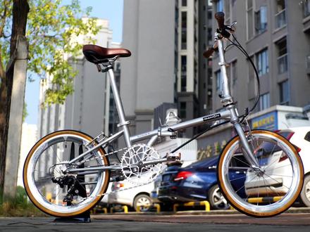 折叠车改装 | Boardwalk D8改装分享
DAHON Boardwalk D8
Shimano Rs700指拨+R7000后拨飞轮
Sparcobike精品轮组
Schwalbe one黄边胎
Velo复古软坐包
#双轮驱动bike #热爱改装分享 #大行d7复古折叠车 #中山宝龙单车 #中山大行