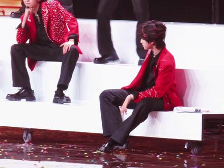 存一个橹橹《闭嘴跳舞》舞台直拍🥰(在ch刷到橹橹扔尾戒分析,复盘直拍发现真的有,太惬意了hhh🤭)#王橹杰#舞台#荣耀之战#橹橹春韵穆穆良朝