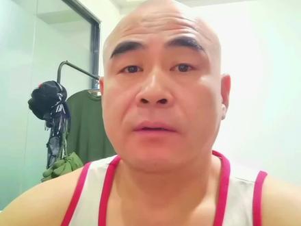 哪些人在质疑“牢A”讲的美国真相?#牢A #斩杀线 #0元购 #中美差异 #肌肉大叔