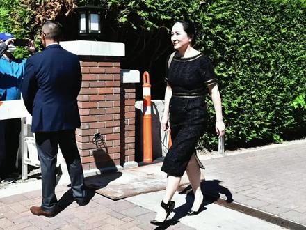 孟晚舟女士居住过的住宅于1997年建造,坐落于2005㎡的花园中。自然芬芳与浓密的绿枝细叶萦绕在住宅周围,想必也为孟女士带来了一丝慰藉#室内设计 #孟晚舟 #华为 #豪宅