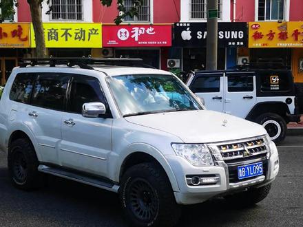 升高两寸的帕杰罗,姿态很帅。#硬派越野 #汽车改装 #越野改装 #爱越野爱生活 #汽车保养与维修