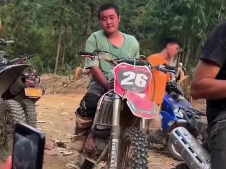 #婚礼现场 #国风古韵 #李佳岷中式婚礼 #精彩片段 #龙麻子
2022重庆的他明知山有火,偏向火山行@龙麻子-81号车手 不畏艰难,来回穿梭,运送物资。今天他喜结良缘,中式婚礼主持李佳岷老师亲临现场@重庆主持人李佳岷 全国约档 祝福新人幸福长伴