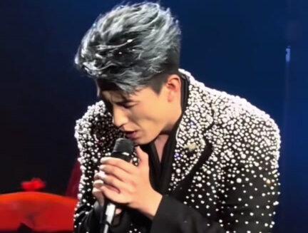 1.31号@刘萧旭 安徽卫视春晚首秀录制燃炸,2.1号红果活动,@郭宇欣 拍戏虽未到,礼物和幸福的心意送达,愿大家2026年一定幸福!勇敢爱!圆满#盛夏芬德拉 施老师群粉丝#现场版live #dou上热门#演唱现场