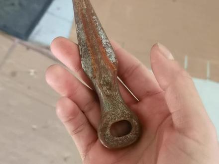 中国传统暗器——飞镖,也叫传统镖,作为中国特色的投掷武器,区别于其他暗器,到底是打直飞还是旋飞?这个问题似乎是一个争论点,但是从参考资料重得出飞镖是一个直飞,从技术复原角度也可以看出,直飞更加利于发挥传统镖的隐蔽特性,方便抖手发镖。#暗器#传统武术#传统文化#飞镖#非遗