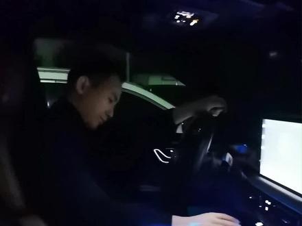 车到家了,却没想上去,一个人,默默地在车里,点上一根烟,听一首歌!不是感悟人生,只是找一下中年男人不配拥有的片刻平静和肆无忌惮……#一滴泪的时间