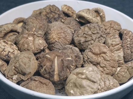 泡发干香菇最忌用清水泡,教你饭店技巧,3分钟完全泡发好