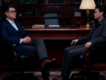 国脉科技,AI应用概念股 国脉科技,周五直接一字涨停,收盘价13块1,封单锁得死死的。这背后发生了什么呢?既然有会员想知道,那咱们就来看看,这次是题材炒作还是基本面反转?首先,国脉科技是干嘛的?简单说,它是给三大运营商和政府部门修信息高速公路的“包工头”,而且还是民营企业里极少数有“三甲”设计资质的顶级玩家,这意味着从无线基站到核心机房,多难的项目它都能接,这个门槛非常高,这是它的基本盘,稳!那这次为啥突然爆发?来,看这几个关键词:海峡两岸、养老概念、AI智能体、脑机接口。题材叠满了对不对?咱们一个个看。第一,海峡两岸概念。公司注册在福建福州,最近福建强调要加快新兴领域战略能力建设,促进“新质生产力”和“新质战斗力”融合,这给了市场极大的想象空间。第二,AI智能体+养老。这可是重头戏!中国正在跑步进入老龄化社会,银发经济的市场规模有多大?预测到2030年可能达到20万亿增速远超GDP。国脉科技搞了个“国脉大学养老”社区,这不是普通的养老院,而是搭载了AI智能体的高科技社区,他们和字节、腾讯这些大厂合作,开发专门给老年人用的AI管家能健康管理、能生活服务、还能情感陪伴。虽然这个养老社区刚开始推广,具体的入住率和收入我们还看不到AI智能体也还在研发阶段,没产生收入但这个故事,资本市场非常爱听。第三,脑机接口。公司说正在积极跟踪研究,等技术成熟了就搞产品。这个概念虽然非常前沿,目前离商业化还很远但只要沾边,股价就能上天。好了,故事讲完了,咱们得回归理性,看看公司的家底。2025年前三季度,公司营收3.82亿,净利润1.96亿。注意这个净利润,同比增长了32.3%。利润增长不错,但我们也要看到,它的市盈率(TTM)大概在60倍左右这个估值在通信服务行业里不算低。而且,它的新业务,无论是养老社区还是AI智能体,目前都还没贡献实质性的利润。所以,总结一下。国脉科技,基本盘通信设计很扎实,有高壁垒;新故事(AI养老、脑机接口)讲得非常性感,踩中了市场的每一个热点。12月5号的放量涨停,是市场对这些新故事投出的真金白银。但作为散户,我们既要看到它性感的未来,也要明白这些新业务从概念到真正赚钱,还有很长的路要走。短期,看情绪和题材,长期,还是要看这些新业务的落地速度和盈利能力。 #国脉科技 #零距离看懂财经 #财经 #股票 #随拍