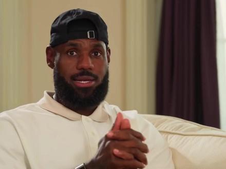 詹姆斯同意续约湖人,但要求湖人退役两件球衣,愿意拿底薪打球