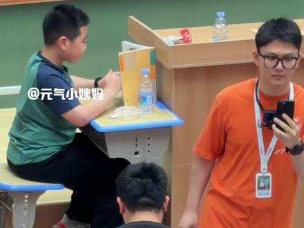 诡秘,这个游戏我真的心动了,谁不想急头白脸在课堂上偷吃两口!#宁波偷吃泡饭大赛 #抽象 #搞笑 #万万没想到 #课堂偷吃