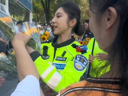 #直击乌鲁木齐高考 乌鲁木齐交警来送祝福:祝您孩子老师一切顺利,一举夺魁。#交警为高考考生保驾护航 #新疆高考暖心场面