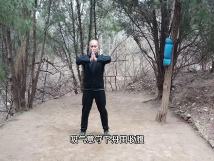 #易智喵课堂 少林先天罗汉十八手,相传是达摩,在少林寺见众僧个个面黄肌瘦、精神不振,于是创罗汉拳十八手,授以僧众强身。在当时所谓罗汉拳者,只此十八手,并无先天后天之名目。至金元时,有白玉峰者,得此十八手,乃融合变化,阐幽发微,增为一百十八手,以符一百一十八罗汉之数。至此,始将达摩所传之十八手,称之为“先天罗汉拳元始十八手”,而白氏一百十八手,则谓“后天罗汉拳”。
先天罗汉拳,其理论基础是达摩所传的禅法:“不立文字,教外别传,直指人心,见性成佛。”在其练法中,始终体现着“无念为宗”的禅宗精神,侧重于呼吸吐纳,气行六脉,守心住缘,止心不乱,故也称“少林心法罗汉拳”。有诗曰:“达摩西来一字无,全凭心意用功夫,若要经上寻佛法,笔尖蘸干洞庭湖。”先天罗汉拳元始十八手,每个单势都是炼气的桩功,即可使精气神力充足,又可使下盘稳固,既内又外,既神又形,既静又动,易筋洗髓。