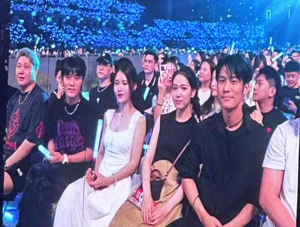 啊啊啊 家人们谁懂啊~谦谦演唱会,大小杨哥也在,小杨哥本人真的炒鸡帅,超热情❤️🔥……
#薛之谦合肥演唱会 #小杨哥