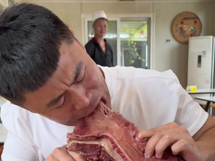 今天咱去挑战个驴排,你别说还怪好吃嘞,可算是吃过瘾了