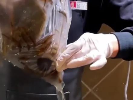 顾客视角分享胖东来购物体验,买螃蟹控干水,先称重再绑绳,榴莲出肉率低主动提出换一个,“这要让你买走了肯定可亏”