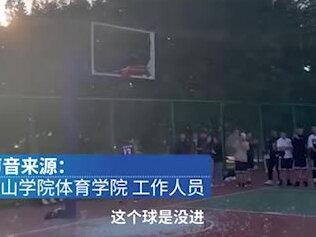 山东一男生扣篮将篮板扣碎,老师:不用赔,说明他身体素质好#素质 #不可思议 #篮球场 #篮球 #暴扣
