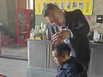 今天给小强弄个帅气的发型#弓老二烤鱼城 @抖音小助手