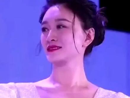50岁的李小冉一个侧手翻,直接把内娱的年龄焦虑干翻了!王濛当 50岁的李小冉一个侧手翻,直接把内娱的年龄焦虑干翻了!王濛当场“瞳孔地震”变成行走的表情包