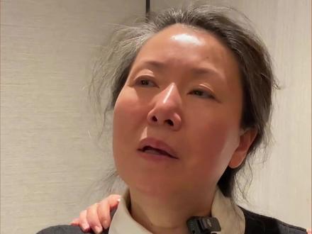 成都女子家门口被害:精神病绝非免罪牌 当27岁的王某雅透过猫眼拍下陌生人影像时,她或许从未想过这会成为生命最后的注脚。冰冷的利刃,连续十刀,不仅刺穿了一个年轻的生命,更戳破了公众对“家门口安全”的基本信任。
12月16日,成都市中级人民法院一审第二次开庭审理这起“家门口被害案”,引发社会广泛关注。这起看似偶发的悲剧,实则折射出当下社会对“身边安全”的隐忧,及司法实践中“精神鉴定”引发的公平与正义的焦虑。
案件经过媒体大幅报道过,不再赘述,但细节令人不寒而栗,人人自危,暴露出基层安全防线的系统性脆弱。当一个人已表现出明显的危险倾向,甚至携带凶器在小区内游荡时,现有的社区管理机制、精神障碍患者监管体系与警情处置衔接,显然未能形成有效的风险干预链条。而我国严重精神障碍患者中极少数具有暴力倾向者的行为,如果得不到及时识别与管控,无异于在公共社区埋下了定时炸弹。
成都这起悲剧提醒我们,社会的文明程度不仅体现在对弱势群体的关怀上,也体现在保护每个公民免于恐惧的权利上。广东湛江叶德志案中,即便被告人被认定为限定刑事责任能力,仍因罪行恶劣被判处死刑,这一判决早已明确:精神病绝非恶性犯罪的免死金牌。
精神障碍患者应当得到科学治疗与人道关怀,但不能以无辜市民的生命安全为代价。完善精神病人“家庭监护、社区管控、医疗干预、司法处置”的全链条管理机制,已成为亟待解决的社会命题。
无论最终判决如何,此案都已经成为一个社会标本,促使我们审视那些隐藏在日常生活表象下的系统性风险。我们期待法庭用严谨的审理击碎精神病脱罪的迷思,用公正的判决抚慰受害者家属的伤痛,更用明确的司法导向筑牢公共安全的底线。
唯有如此,才能让每个普通人相信:家门口这个避风港仍然安全,法律的锋芒绝不会被任何借口钝化。#军哥说新闻 #成都女子家门口遇害