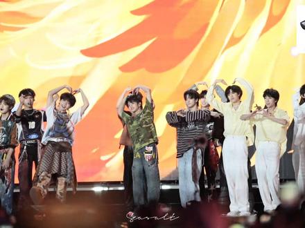 当帝国姐遇到新音随舞
整晚用嗓最多的时候,就是这几段了哈哈哈哈哈,让我这个对三四代歌曲不熟的人有了一点参与感
虽然没拍到左边,不过回来之后刷到魏子宸全跳出来了,感动之 #魏子宸
#新音 #TFBOYS #tf家族 #橹穆