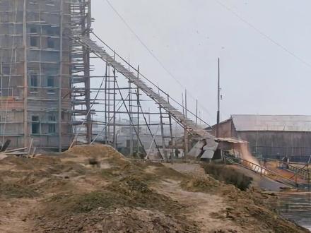 1909年,工匠们在竹架上忙碌,路人在工棚外驻足。汉口水塔不仅记录了城市的供水史,更藏着中国人对现代生活的最初向往。如今繁华落定,塔影依旧。#历史#老照片#汉口#武汉#历史古迹