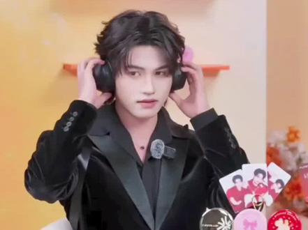 笑得肚子疼了~
看来除了郝大胆真没人能镇得住这个魔丸!
#花间颂直播 #超级搞笑 #云旗 #笑死我了