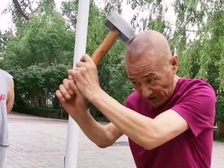 哈尔滨江畔奇人:悠锤贯顶铁砧功