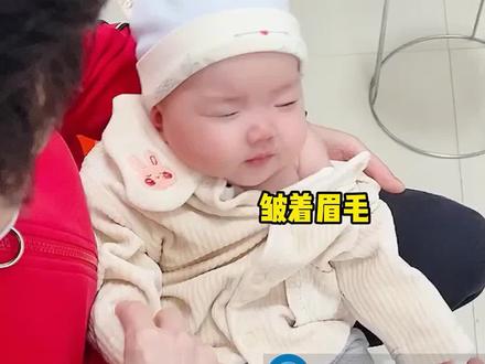 10月12日,新疆,宝宝打疫苗装睡,妈妈:叫不醒一个装睡的人