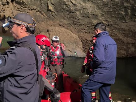 73个小时洞穴潜水救援《向死而生》 2025年2月5号,一支科考队,在广西百色活旺河源头溶洞进行洞穴生物多样性调查,潜水过程中迷失方向...
科考队员王浩,划船进去搜索听见岩壁传来敲击声。自救未果的情况下,拨打110、119于是展开了一场惊心动魄极限救援行动。
科考队周佳俊被困气室12小时,期间因失温,产生极光一样的幻觉。第一时间科学自救,通过敲击气瓶的方式给救援人员释放信号。
科考队员周世鹏被困气室73小时奇迹生还,极度饥饿的状态下进入了一种虚无状态,通过回忆大学选修课《死亡哲学》调整心态降低精神内耗,第三次看到潜水员灯光在水下即将离去时,奋力一跃,放手一搏,现实版的----向死而生 #中国首例洞穴潜水救援成功记录片向死而生 #科考队员被困虚无状态感悟死亡哲学 #73小时极限救援