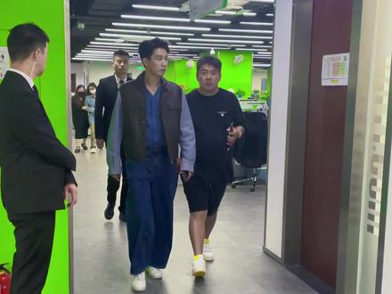 #他从火光中走来 桃厂扫楼,王子奇眼神对视,帅晕了!#王子奇