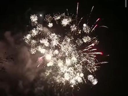 ✨今晚的夜空被点亮啦!🎆烟花在黑夜里炸开的瞬间,一切都被治愈了,谢谢@昊文🍊星城 带给我们一场烟花盛宴,你的用心让文宝们更坚定了信念,2026你再创辉煌 ,我们一路同行