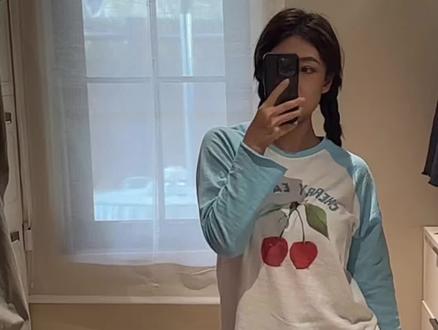 我先收到了樱桃🍒T恤给姐妹们搭配一下【LENPHAS】插肩袖印花长袖T恤#武晓娜renathing #可爱t恤搭配 #LENPHAS #穿搭#种草激励计划