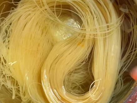 这是做冷面的方法!剪辑了好长时间,不会做的可以按我的方法做!也有的宝子们比我做的更好的😅干冷面一定放冷冻里,冷冻里,天热了,没有防腐剂,所以怕长毛